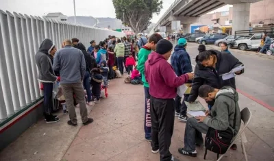 Un grupo de migrantes venezolanos, guatemaltecos, hondureños y mexicanos esperan para iniciar la solicitud de visa humanitaria 