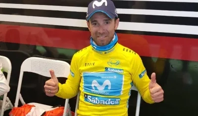 Alejandro Valverde con la camiseta de líder de la carrera. 