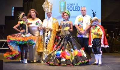 La 'monarquía' carnavalera con el Alcalde Joao Herrera y la primera gestora Alba Olaya de Herrera.