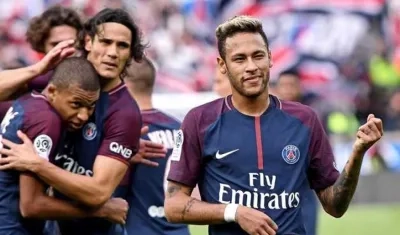 Neymar celebra un gol con Cavani y Mbappé detrás.