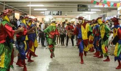 Danzas del Atlántico le dan la bienvenida a los visitantes en el aeropuerto Ernesto Cortissoz.