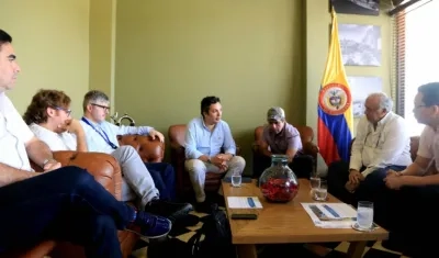 Momentos de la reunión entre el alcalde de Barranquilla, Alejandro Char, el director general de la Aeronáutica Civil, Juan Carlos Salazar, y otros funcionarios.