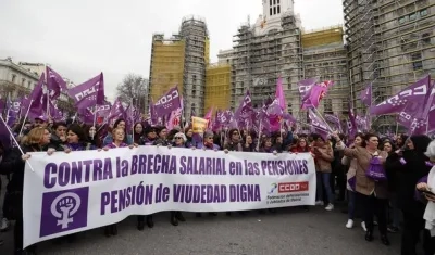 Concentración convocada por los sindicatos en la Plaza de la Cibeles, a las puertas del Ayuntamiento de Madrid, con motivo del Día de la Mujer. 