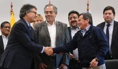 Los jefe negociador del Gobierno, Gustavo Bell y su homólogo, 'Pablo Beltrán'.