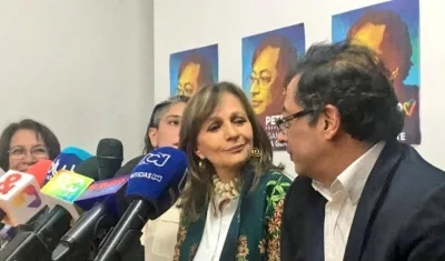 Ángela María Robledo en la foto con el candidato presidencial Gustavo Petro.