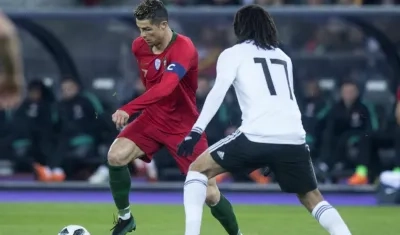 Cristiano Ronaldo se enfrenta a la marcar de un jugador portugués. 