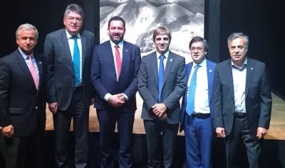 El Ministro de Hacienda Mauricio Cárdenas y el presidente del BID Luis Alberto Moreno, con otros participantes en la reunión de Argentina.