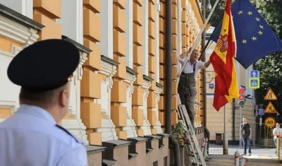 Un policía ruso monta guardia frente a la embajada española en Moscú. 