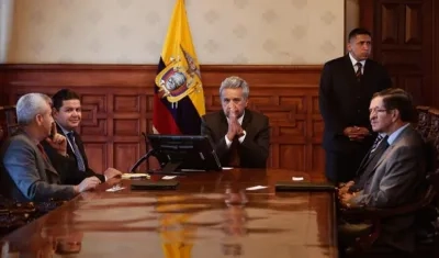 El presidente de Ecuador, Lenín Moreno junto a sus asesores de seguridad.