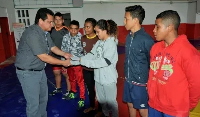 Luis Espinosa, Secretario de recreación y deportes de Soledad, al momento de entregar el aporte a siete luchadores de ese Municipio que viajan al torneo nacional de lucha en La Ceja Antioquia.