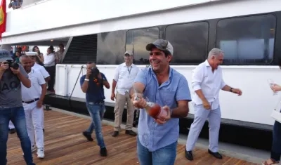 El Alcalde Alejandro Char, durante el zarpe de las embarcaciones del muelle turístico.