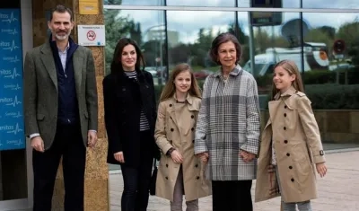 Los reyes Felipe y Letizia acompañados por la reina Sofía, la princesa Leonor y la infanta Sofía a su llegada hoy a la Clínica Universitaria La Moraleja.