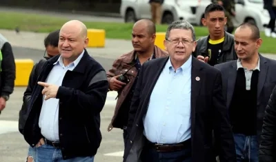 Los integrantes del Consejo Político Nacional del partido Fuerza Alternativa Revolucionaria del Común (FARC), Carlos Lozada (i) y Pablo Catatumbo (c) 
