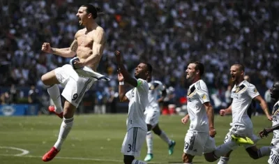 Zalatan Ibrahimovic celebra un gol con el Angles Galaxi. 
