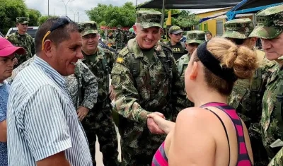 Comandante de las Fuerzas Militares, general Alberto José Mejía (c), hablando con miembros de la comunidad 