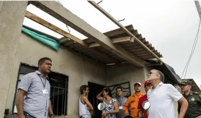 El Gobernador del Atlántico, Eduardo Verano, visitó algunas de las casas afectadas en Sabanalarga.