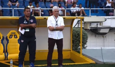 Preocupación durante el partido del DT Julio Comesaña y su asistente Alfredo Araujo.