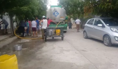Un carrotanque llegó de abastecer de agua a la comunidad de Villa Olímpica.
