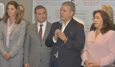 Iván Duque, candidato presidencial, con Marta Lucía Ramírez y dirigentes de Mira.