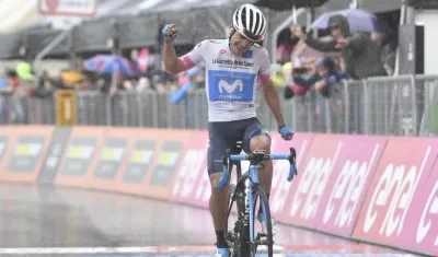 Richard Carapaz festeja su triunfo en el Giro. 