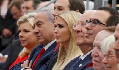 El primer ministro de Israel Benjamin Netanyahu (2i), los asesores presidenciales estadounidenses Jared Kushner (3i) e Ivanka Trump(4i9 y el presidente de Israel Reuven Rivlin durante la ceremonia.