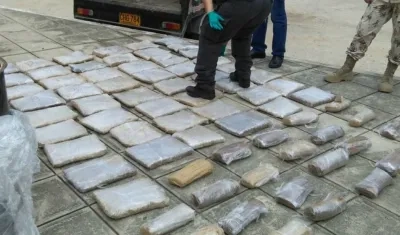 Las autoridades hallaron 65 kilos de marihuana distribuida en varias bolsas plásticas de color marrón y gris.