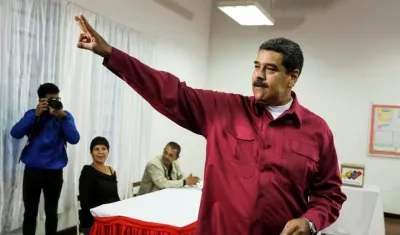 El presidente de Venezuela, Nicolás Maduro, vota hoy en su centro electoral, en el oeste de Caracas, en unos comicios donde buscará la reelección.