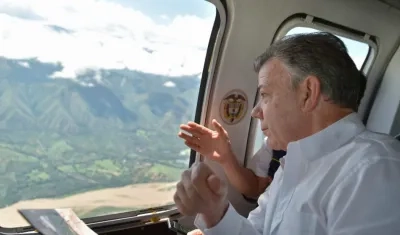 Presidente Santos sobrevoló la zona de la emergencia.