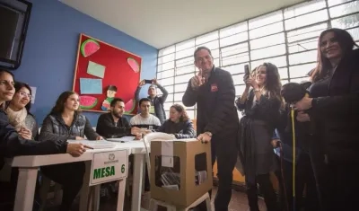 Acompañado de su esposa e hija, el candidato Germán Vargas Lleras depositó su voto.