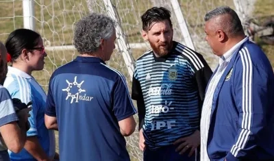 El jugador de la selección Argentina de fútbol Lionel Messi (2i) conversa con el presidente de la AFA, Claudio Tapia (d).