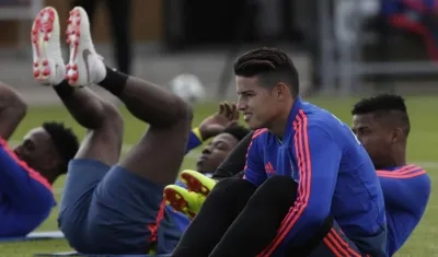 El jugador de la selección colombiana de fútbol, James Rodriguez, participa en un entrenamiento del equipo.