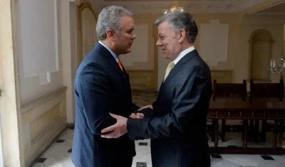 Iván Duque, presidente electo de Colombia, saluda al Presidente Juan Manuel Santos.