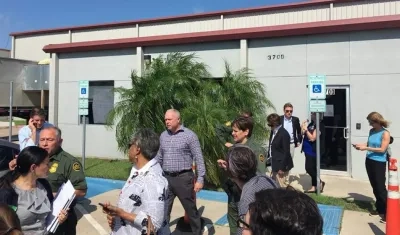 Congresistas Demócratas saliendo de un albergue de niños inmigrantes en Florida.
