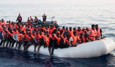 Barco con inmigrantes africanos en el Mediterráneo.
