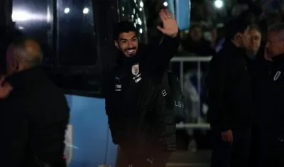 Luis Suárez saludando a los hinchas que recibieron a la selección Uruguay.