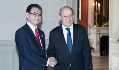 El ministro de Asuntos Exteriores, Jean-Yves Le Drian, y su homólogo nipón, Taro Kono.