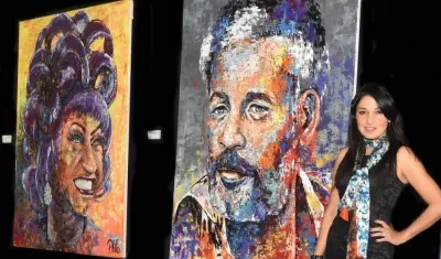 a artista plástica colombiana Dahyana Portilla donde aparece mientras posa junto a dos retratos suyos de Celia Cruz (i) e Ismael Rivera (d). Portilla acaba de inaugurar en Miami una exposición con los rostros más conocidos de la salsa