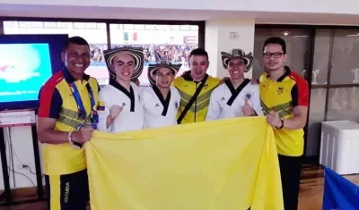 El equipo colombiano celebra su medalla.