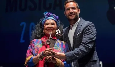 El concejal de cultura del Ayuntamiento de Cartagena, David Martínez, ha entregado el premio "La Mar de Músicas" a la cantante Totó la Momposina
