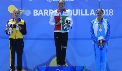La mexicana Joana Jiménez (c), medalla de oro, la colombiana, Mónica Arango (i), plata, y la arubiana Kyra Hoevertsz, bronce, posan en el podio durante la premiación 