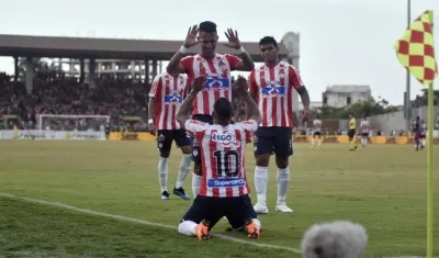 Celebración juniorista del primer gol anotado por Jarlan Barrera.