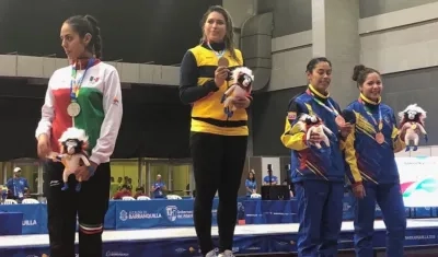 Saskia Van Erven recibe la medalla de oro.