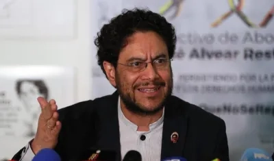 El senador Iván Cepeda, del partido de izquierdas Polo Democrático Alternativo (PDA), habla durante una rueda de prensa hoy en Bogotá.