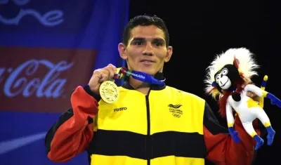 Ceiber Ávila, luciendo la medalla de oro.