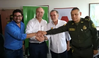 El ministro Gil Botero, Fajardo, Verano y el General Ramírez, durante la firma.