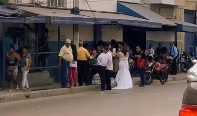 La novia entrando a la cárcel Modelo. 