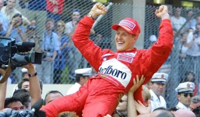 Michael Schumacher celebra uno de sus tantos triunfos en la F1. 