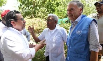 El Alto Comisionado para la Paz la Legalidad y la Convivencia, Miguel Ceballos (i), durante un encuentro con el miembro de las FARC Joaquín Gómez (c) y el jefe de la Misión de las Naciones Unidas en Colombia, Jean Arnault. 