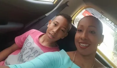 Milena Patricia Hernández junto a su hijo. La madre del menor autorizó el uso de la imagen.