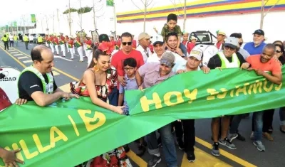 La Reina del Carnaval 2019, Carolina Segebre, el Alcalde Char y el Secretario de Tránsito, Fernando Isaza, en la apertura de la calle 78.